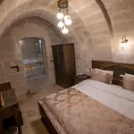Underground Cave מלון