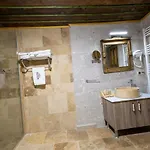 Underground Cave מלון