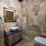 Underground Cave מלון גורמה