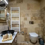 מלון Underground Cave גורמה