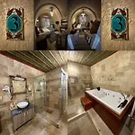 Underground Cave מלון