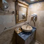 Underground Cave גורמה