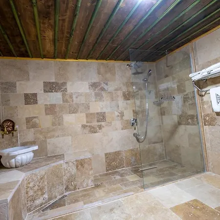 Underground Cave Hotell *